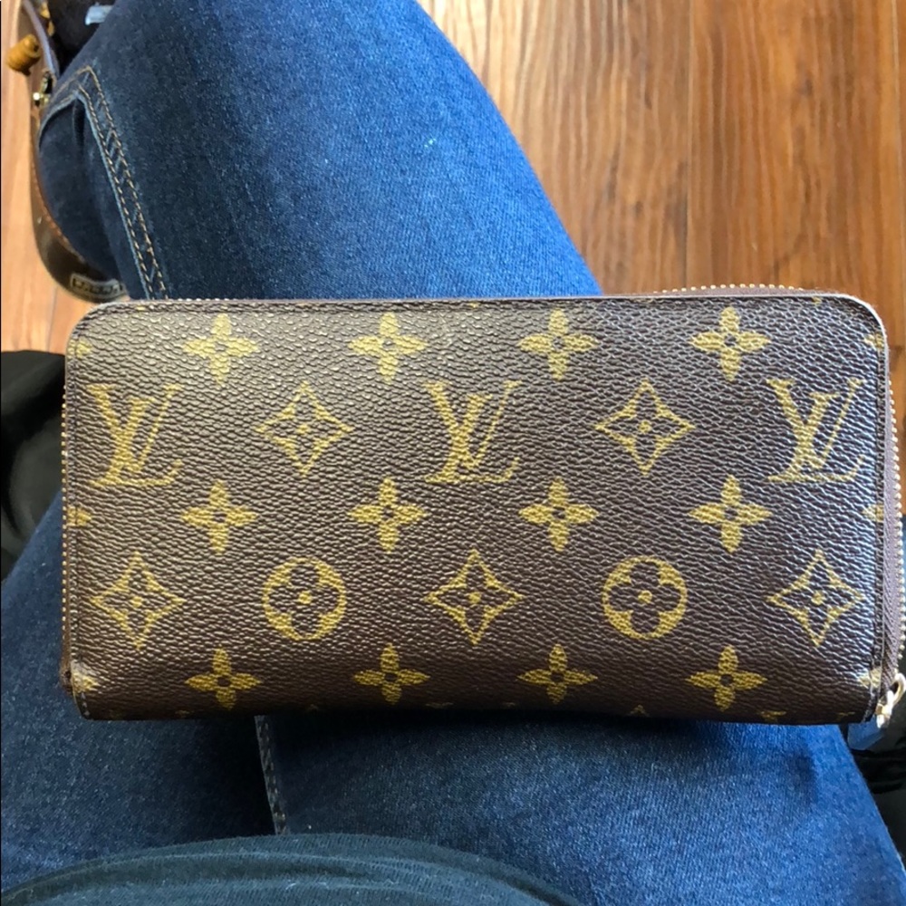 Authentic Louis Vuitton monogram zippy wallet